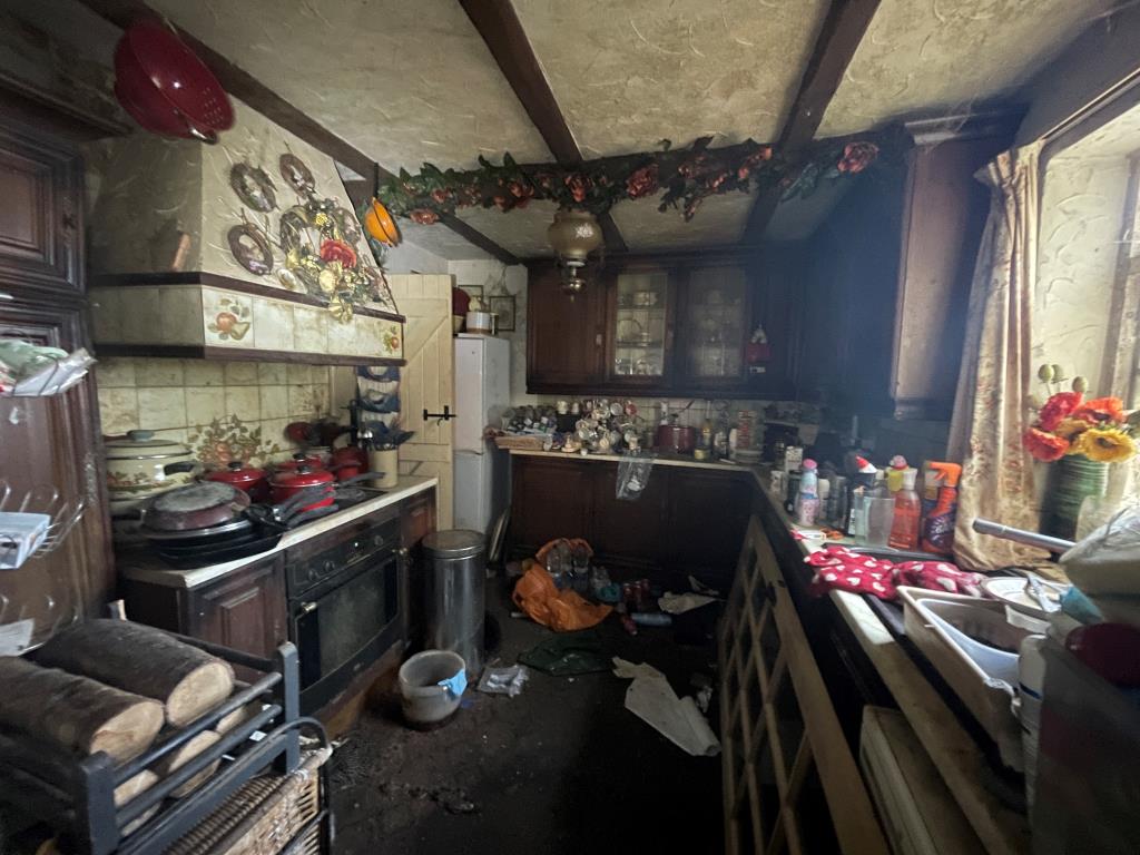 Lot: 51 - DILAPIDATED HOUSE ON GOOD SIZE PLOT - Kitchen